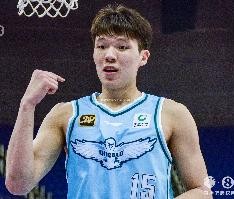 一柱擎天！杨瀚森18分钟7中6砍17分14板&amp;另有3断2帽 正负值+32